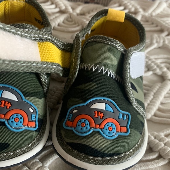 Camo car Baby Walker shoes size 4.5 - Picture 6 of 9